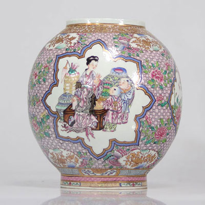Lanterne en porcelaine famille rose décor de personnages