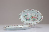 Lot de deux plats en porcelaines de la famille rose à décor floral, XVIIIe siècle.