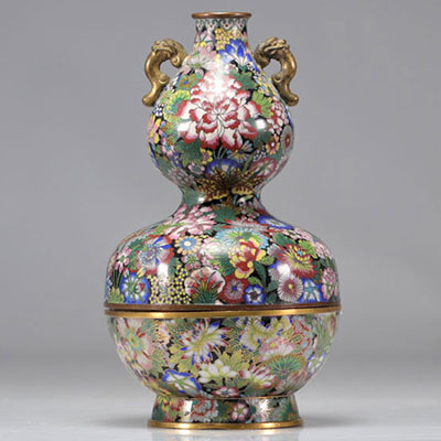 Boîte en forme de vase avec double gourde en cloisonné à décor de mille-fleurs du XIXe siècle avec marque sous la pièce