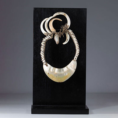 Prestige necklace in mother-of-pearl and warthog teeth - Bas Sepik - mid 20th century