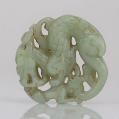 Jade pendentif sculpté d'un dragon d'époque Qing
