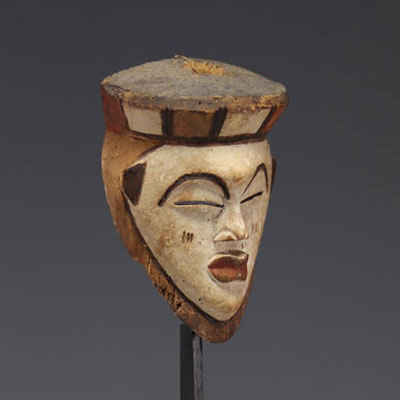 PUNU TSANGUI, Gabon, masque de danse au visage blanchi au kaolin, bois, pigments naturels.