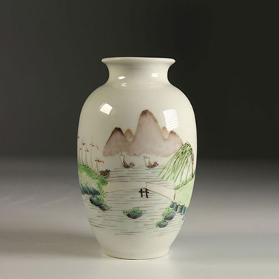 Famille rose porcelain vase, landscape decoration, very good quality, Qianlong brand. Early 19th century China.