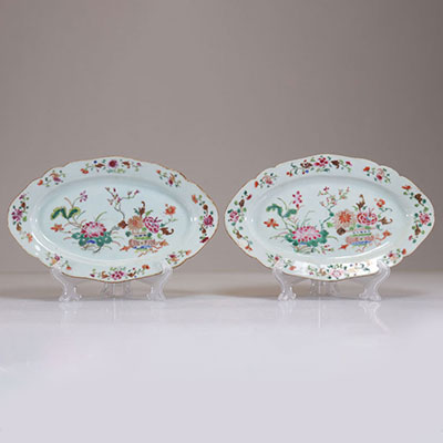 Lot de deux plats en porcelaines de la famille rose à décor floral, XVIIIe siècle.
