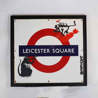 Banksy, Radar rat and bomb monkey, Leicester Square. Plaque de Métro de Londres. Pochoir et peinture représentant un rat avec un radar et un singe sur une bombe. Signature « Banksy »