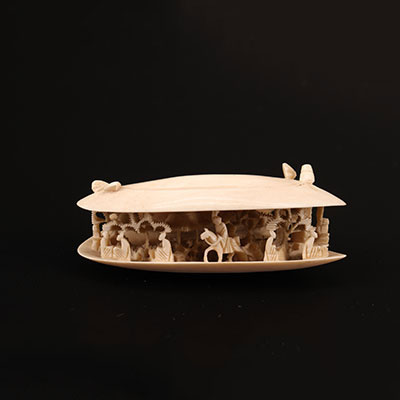 China - Shell ajar in ivory, revealing a lively scene inside - Qing Dynasty late 19th century