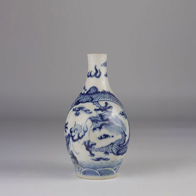 China for Vietnam blue white with dragon decoration (cross-section)