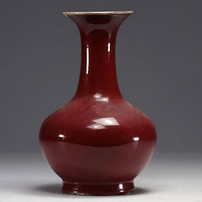 Chine - Vase balustre en porcelaine sang de bœuf, époque Qing.