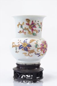 Paire de vases en porcelaine de la famille rose époque Qing