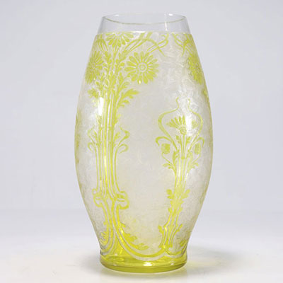Saint Louis rare vase dégagé à l'acide sur fond jaune motif floral Art Nouveau