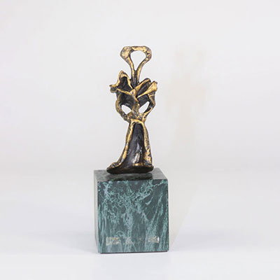 Salvador Dali «Ama De Llaves» 1974 Bronze à patine doré nuancée.  Signé au dos «Dali»,