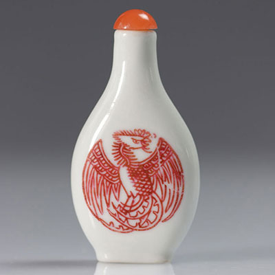 China ruby ​​enamel porcelain snuff bottle XIX