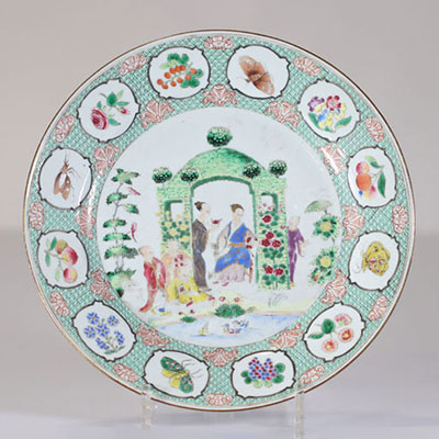 Plate (famille verte) decorated with characters and 18th century cartouche