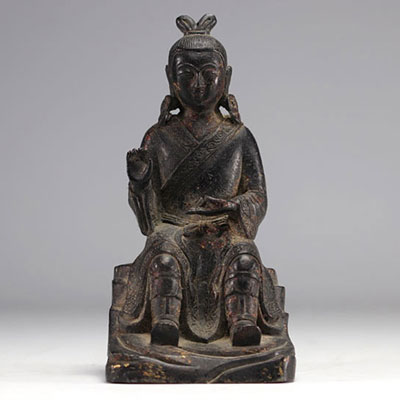 Statue en bronze d'un personnage traditionnel avec patines foncées et des traces de dorure provenant de Chine de l'époque Ming (明朝)