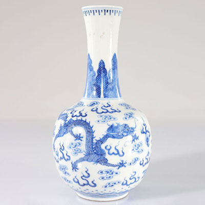 Chine vase en porcelaine blanc bleu à décor de dragons marque Qianlong XIX (cheveux)