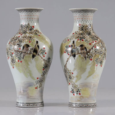 Paire de vases CHENG YITING (1895-1948) en porcelaine à décor d'oiseaux