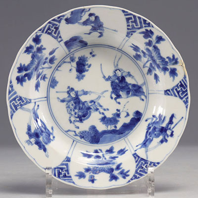 Assiette en porcelaine blanc bleu à décor de guerriers marque et époque Kangxi