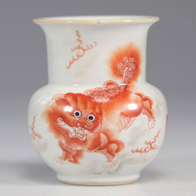 Vase en porcelaine de chine à décor de chiens 