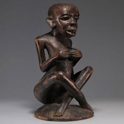 Imposing seated female statue, Makonde, Tanzania, wood with dark brown patina,