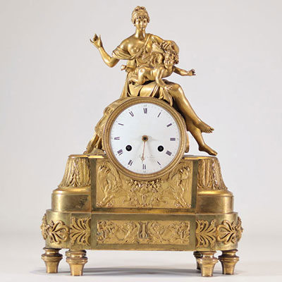 Belle pendule en bronze doré à décor d'une jeune femme dénudée et d'un ange d'époque style Empire