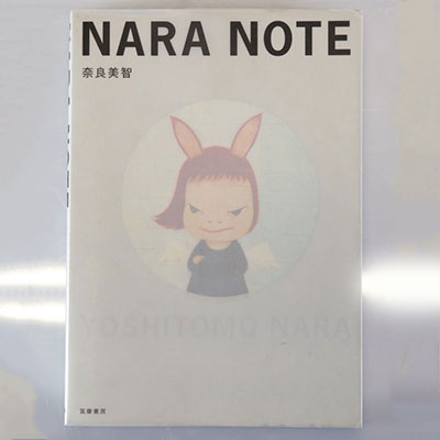 Yoshitomo Nara, (attr). Livre « Nara Note » comportant une dédicace avec un dessin original au feutre Signée au feutre.