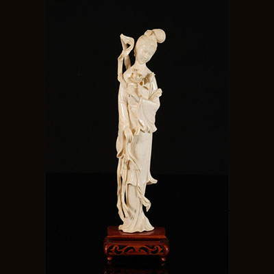 Chine - fine sculpture en ivoire jeune femme