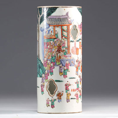 Porte chapeaux en porcelaine de chine famille rose à décor de personnages du XIXe siècle