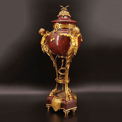 France - EXCEPTIONNELLE urne de Pierre Philippe THOMIRE (attribuée à) Bronze doré et marbre rouge