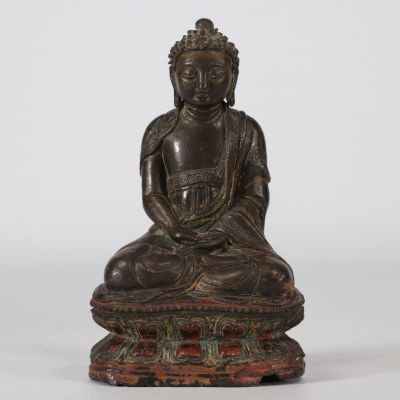 Buddha en bronze , traces de laque. Dynastie Ming