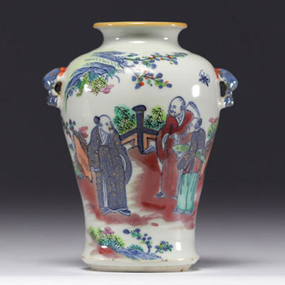Vase en porcelaine de chine à décor de personnages 