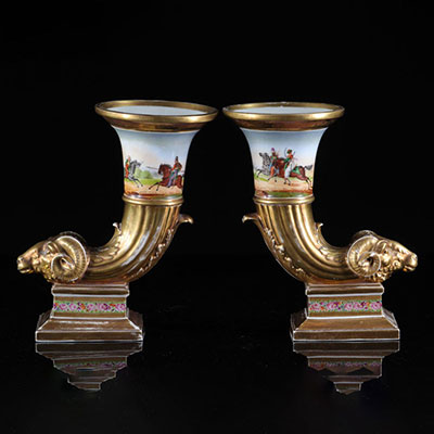 France paire de vases rython en porcelaine de Paris à décor d'une scène de bataille Orientale la base en forme de tête de bélier époque Empire