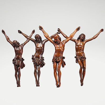 (4) Bel ensemble de 4 corps du Christ en bois sculpté du XVIIIe siècle