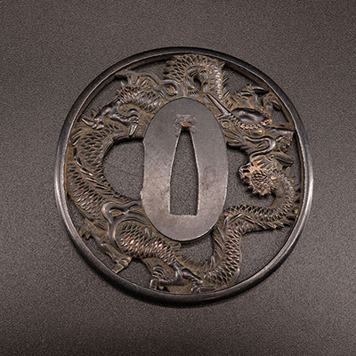 Japon - Tsuba en fer période Edo décor de dragon signature