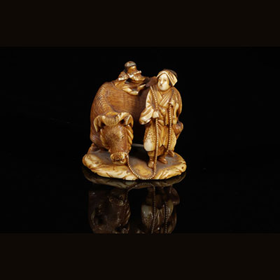 Japan - Netsuké (ivory) carved with two figures and a 19th century buffalo 3 signatures
