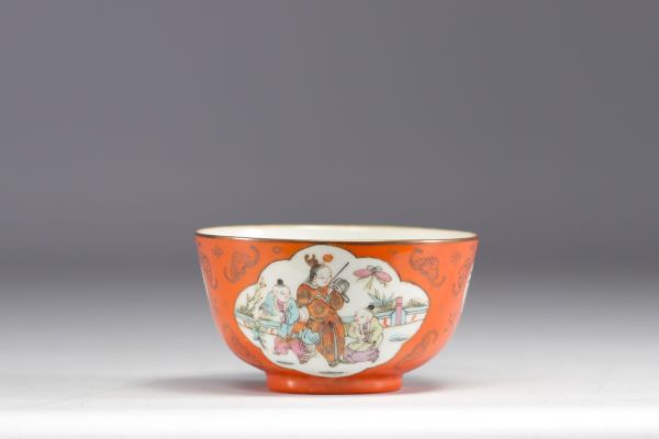 Chine - Bol en porcelaine orange à décor de personnages et de chauve-souris, XIXe siècle.