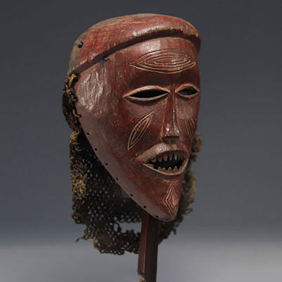 Lwena/Lovale (Angola/Zambie), masque en bois avec scarifications, patine rougeâtre