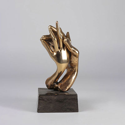 Yves LOHE Les mains jointes. Sculpture en bronze, signée sur la base. 20ème 