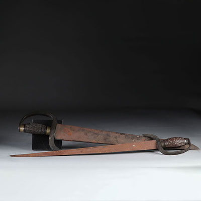 Deux sabres ,lames en fer, garde en bronze manche en bois de fer.Chine vers 1900.