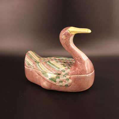 Covered duck-shaped box Qing period