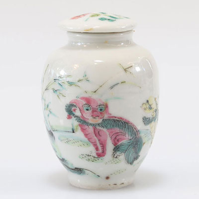 Pot couvert en porcelaine à décor de chiens famille rose