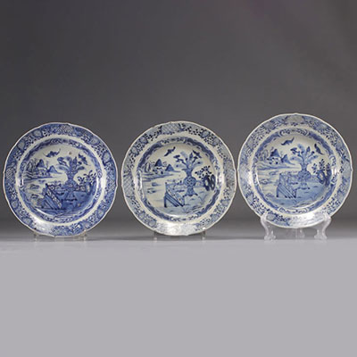 (3) Assiettes profondes en porcelaine blanc et bleu à décor de vases fleuris provenant de Chine du XVIIIe siècle