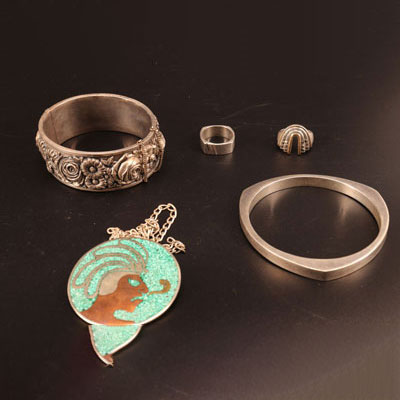 很多珠宝手链（暹罗925英镑）1个花手链925，1个吊坠（墨西哥MFTALES）2个银戒指