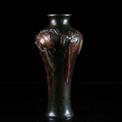 Japon vase en bronze à plusieurs patines décor végétal époque Meiji signature sous la pièce