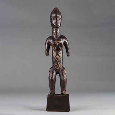 Bété, Republic of Côte d'Ivoire, nude female statuette with ancestral scarifications, wood, old brown patina, traces of pigments, 20th century