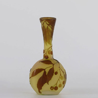 GALLE. Vase en verre à décor gravé en camée à l'acide de vignes vierges marron sur fond jaune