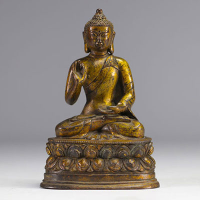 Bouddha en bronze doré probablement de l'époque Ming - avec une marque à l'arrière