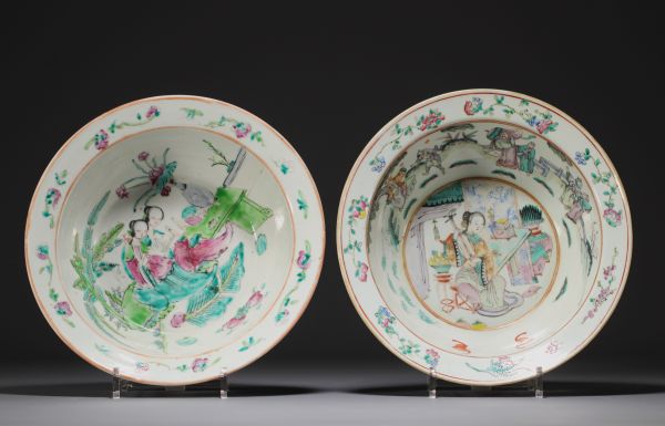 Chine - Paire de plats creux en porcelaine famille rose à décor de personnages, fleurs et chauve souris.