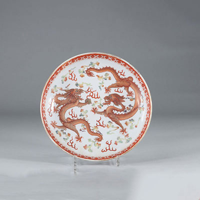 Plat en porcelaine aux dragons ,Chine marque et époque Guangxu.