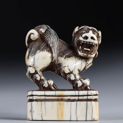Netsuke/Okimono sculpté d'un chien. Japon époque Meiji 19ème