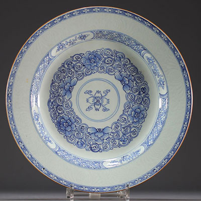 Chine - Assiette en porcelaine blanc bleu à décor floral, Qianlong.